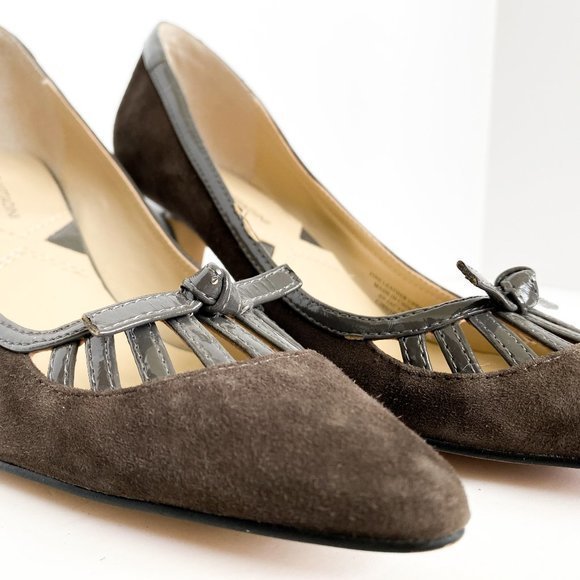 ADRIENNE VITTADINI Jacyn Brown Suede Heels Patent Leather Trim Bow Detail Sz 7.5 - Picture 1 of 8